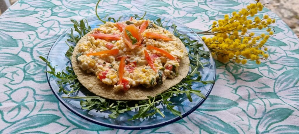 Papadum met eiersalade en zalm