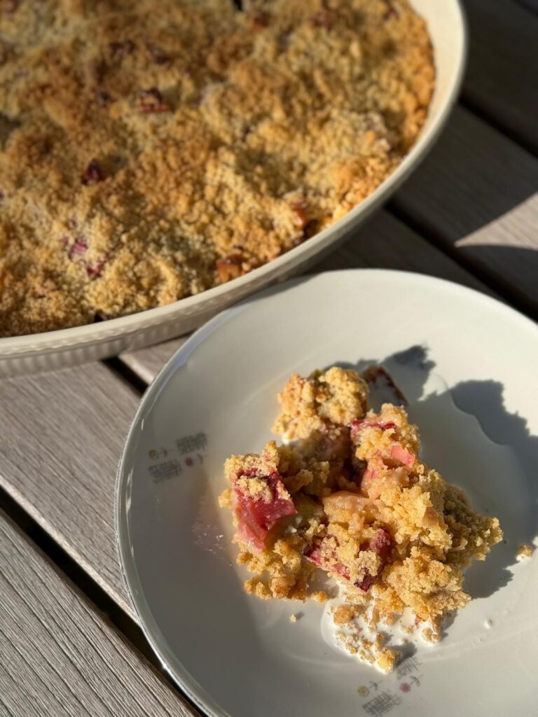 Rabarbercrumble met dunne room