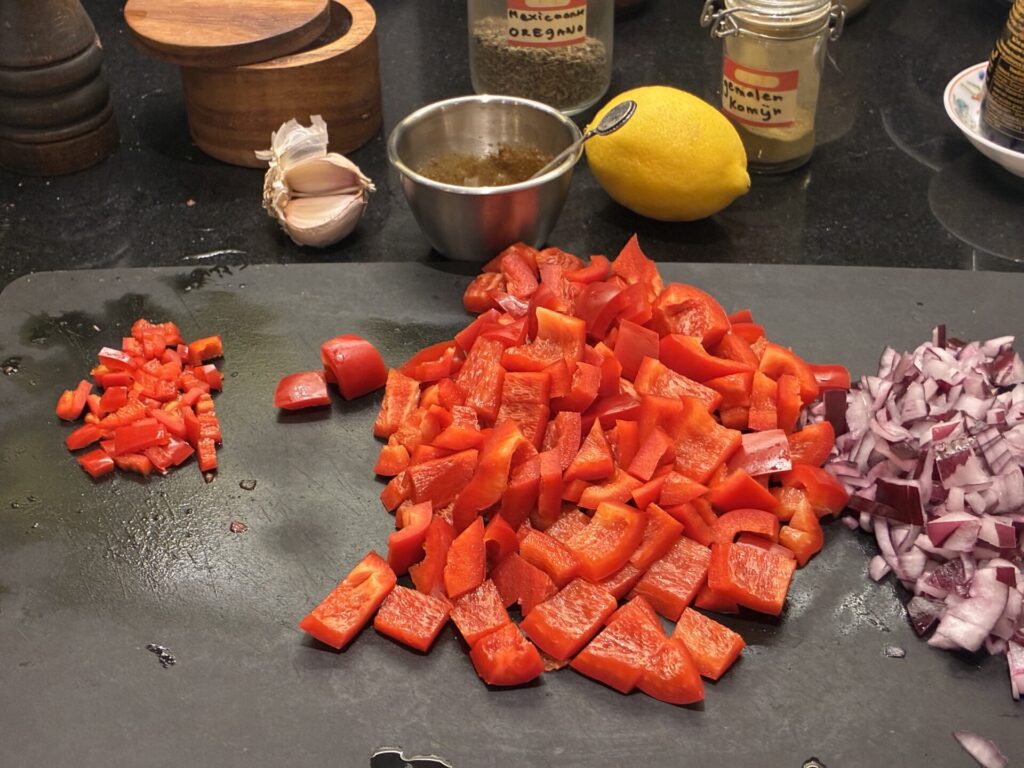 paprika en uien fijnsnijden